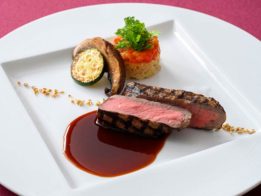国産牛ロース肉のロースト、マディラソース アーモンドのデュカ添え