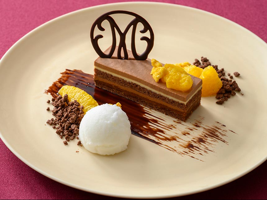 プラリネチョコレートケーキ、オレンジコンポートとレモンシャーベット添え