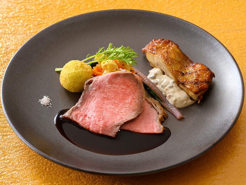 アントレ「バーボン風味のグリルチキンとローストビーフ」
