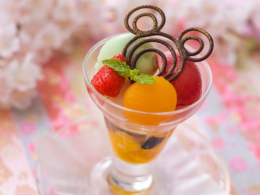 フルーツとわらび餅のパフェ
