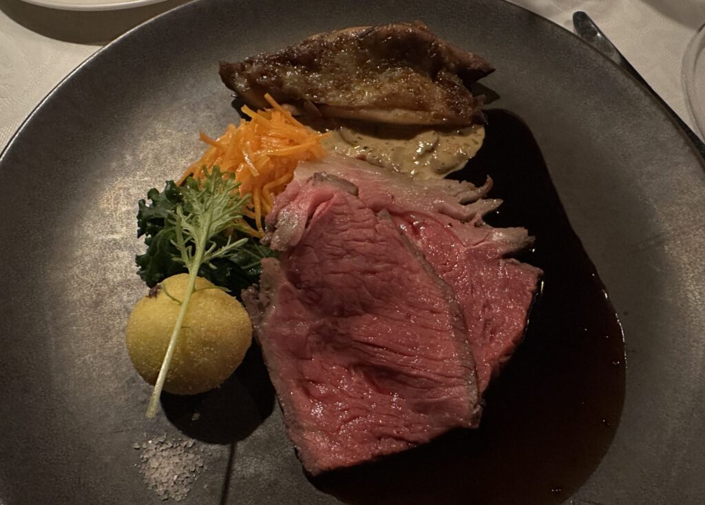 バーボン風味のグリルチキンとローストビーフ