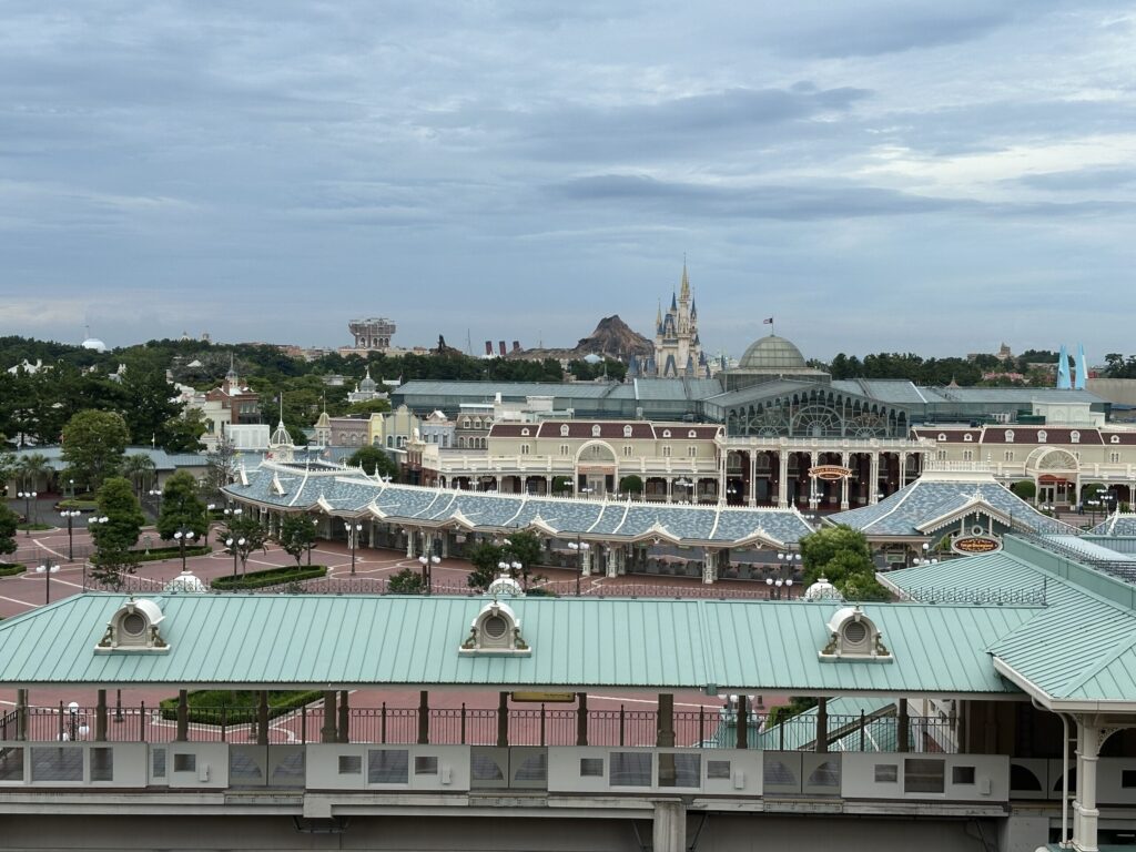 東京ディズニーランドホテルのスーペリアアルコーヴルーム（パークグランドビュー）の部屋からの景色