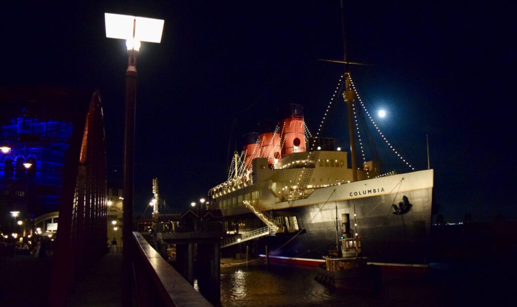 ライトアップされたS.S.コロンビア号