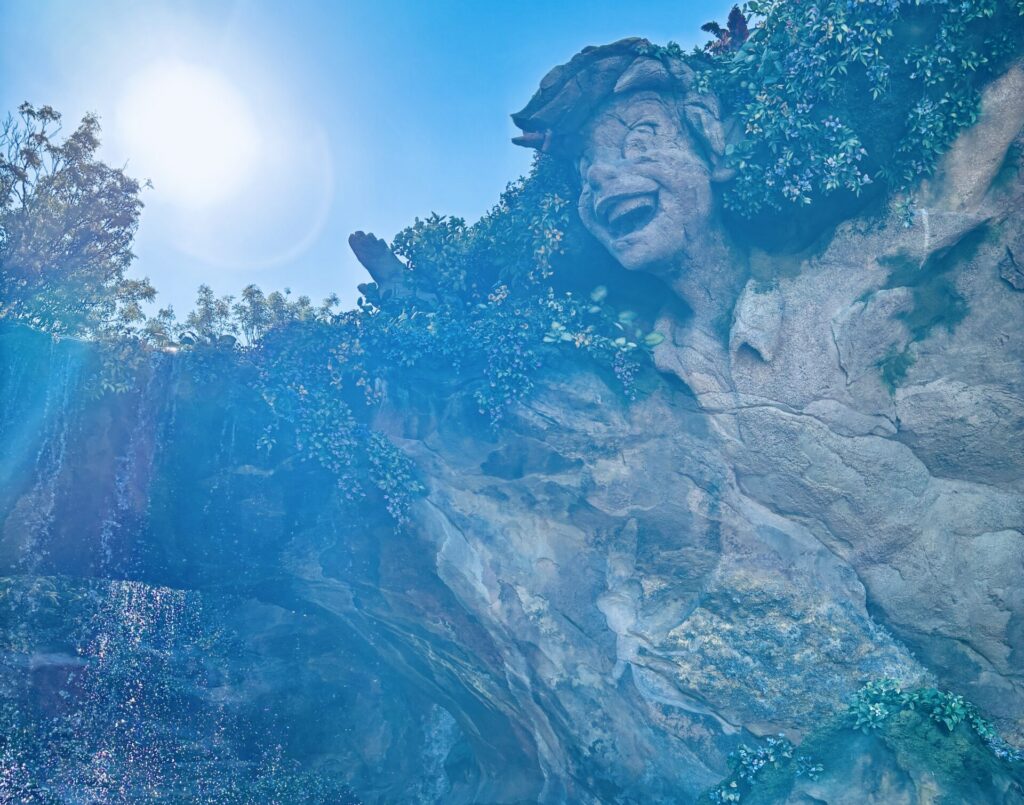 入口にあるティンカーベルの岩の場所(ファンタジースプリングス)