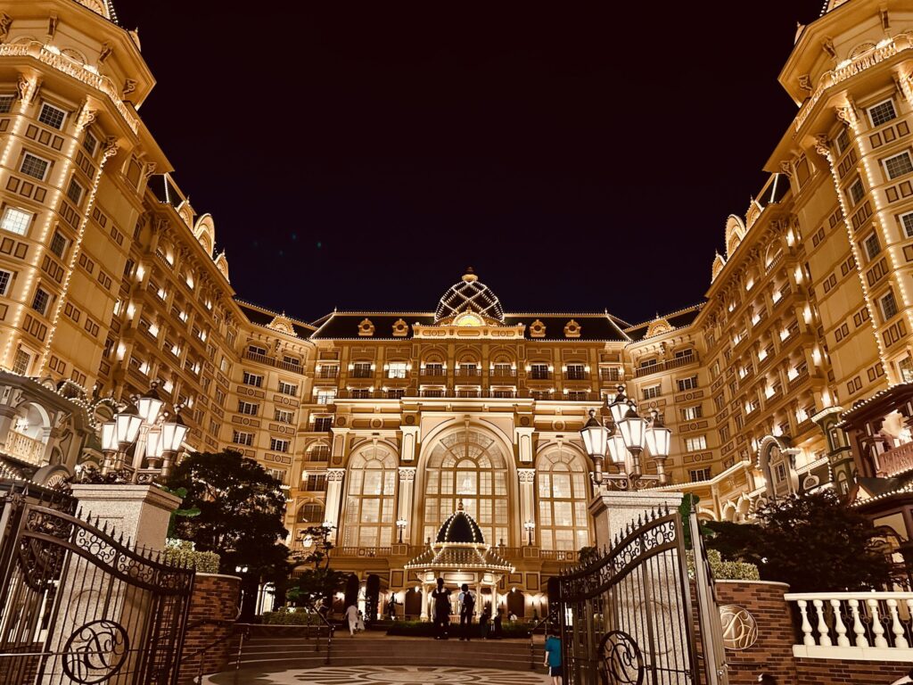 ランドホテルやトイストーリーホテルの予約開始日（夜のディズニーランドホテル）