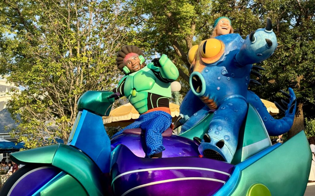 パレード裏が狙い目！当たりやすい時間を狙う攻略法（ディズニーランドのハーモニーインカラー）