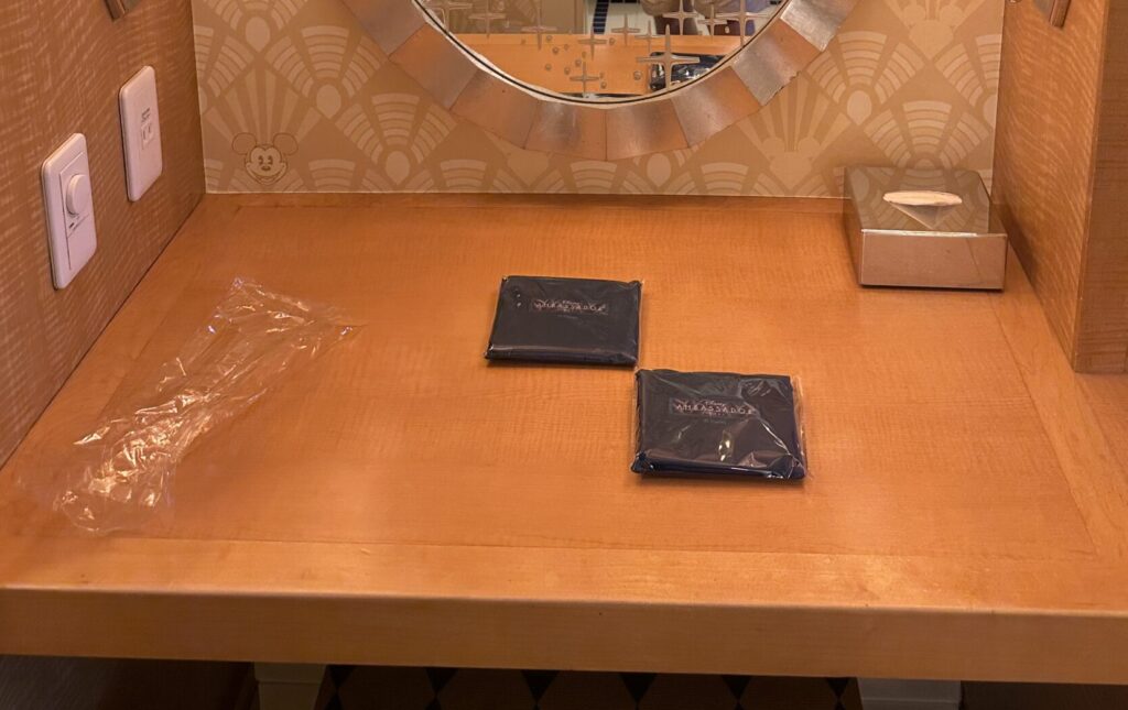 管理人がアンバサダーホテルに2泊した時の1泊目のエコバッグの置き方の様子