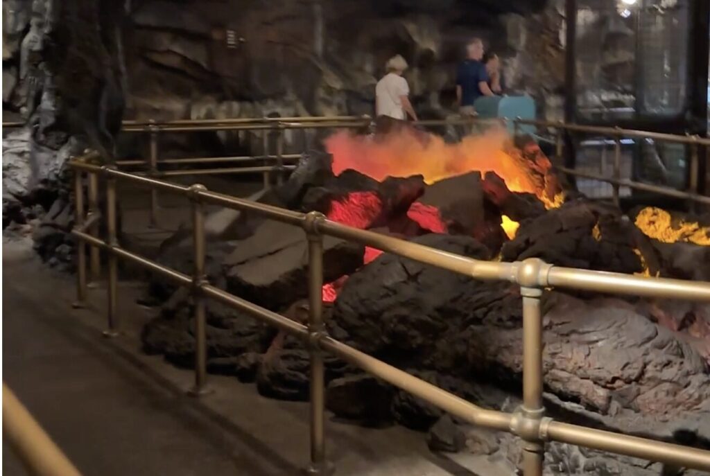 最前列は避けるべき？回避したい怖い席の特徴（センターオブジアース）