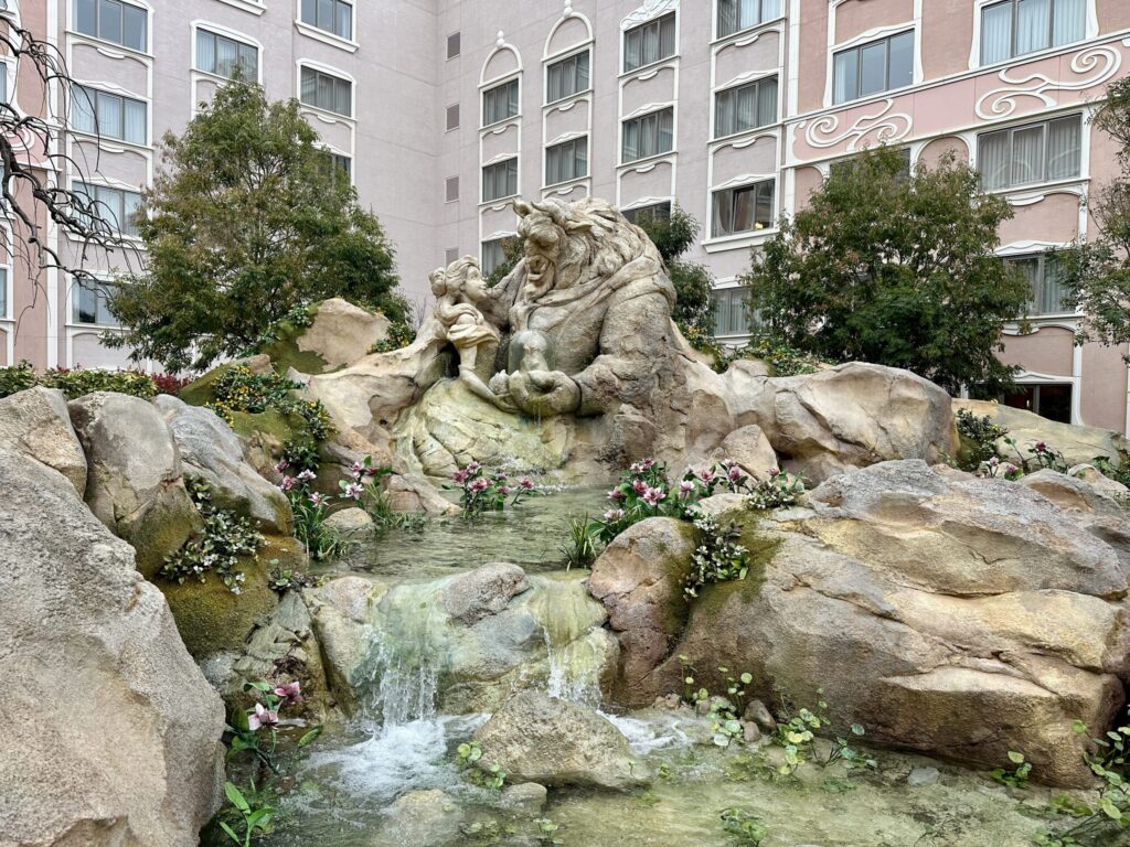 中庭（ローズコート）の噴水やキャラクターの岩の前（ファンタジースプリングスホテル）