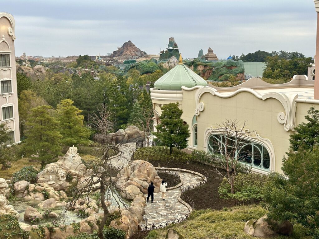 6階6105室から見えるプロメテウス火山と新エリアの山々（ファンタジースプリングスホテル）