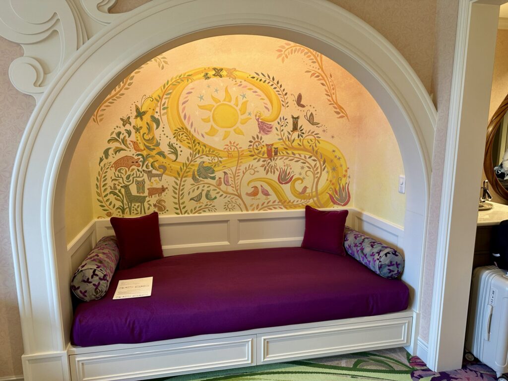 ラプンツェルやバンビの世界観が詰まった内装（ファンタジースプリングスホテル）