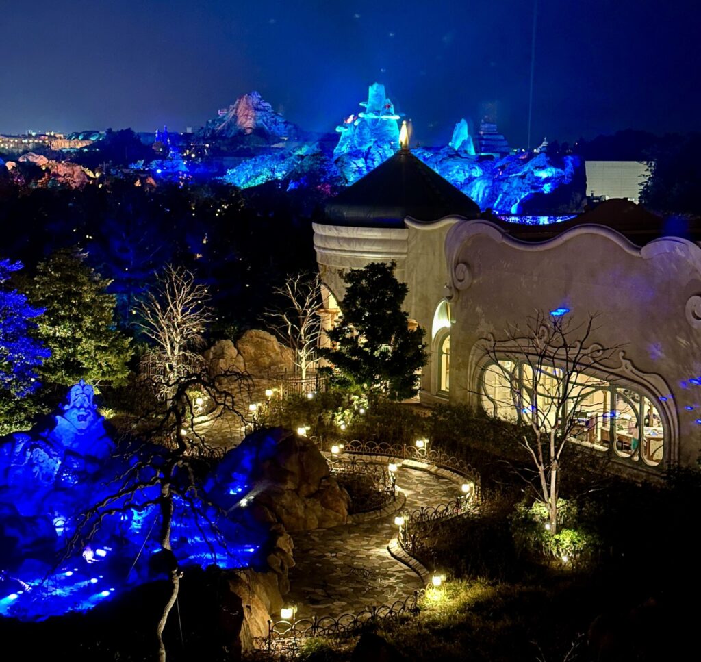夜のライトアップが作り出す幻想的な空間（ファンタジースプリングスホテル）