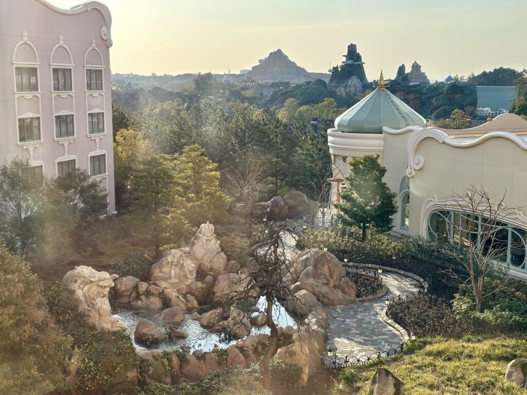 6階6105室から見たキャラクターロック（ファンタジースプリングスホテル）