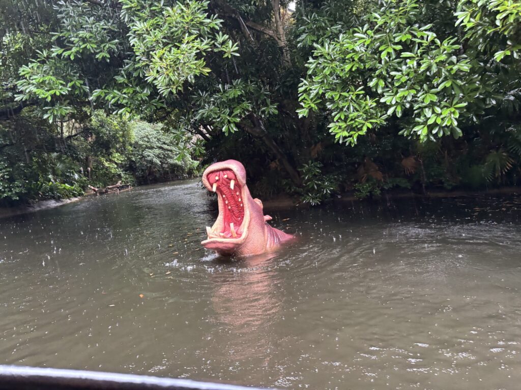 水面からぬっと登場！緊迫のカバの縄張り脱出（ジャングルクルーズ）