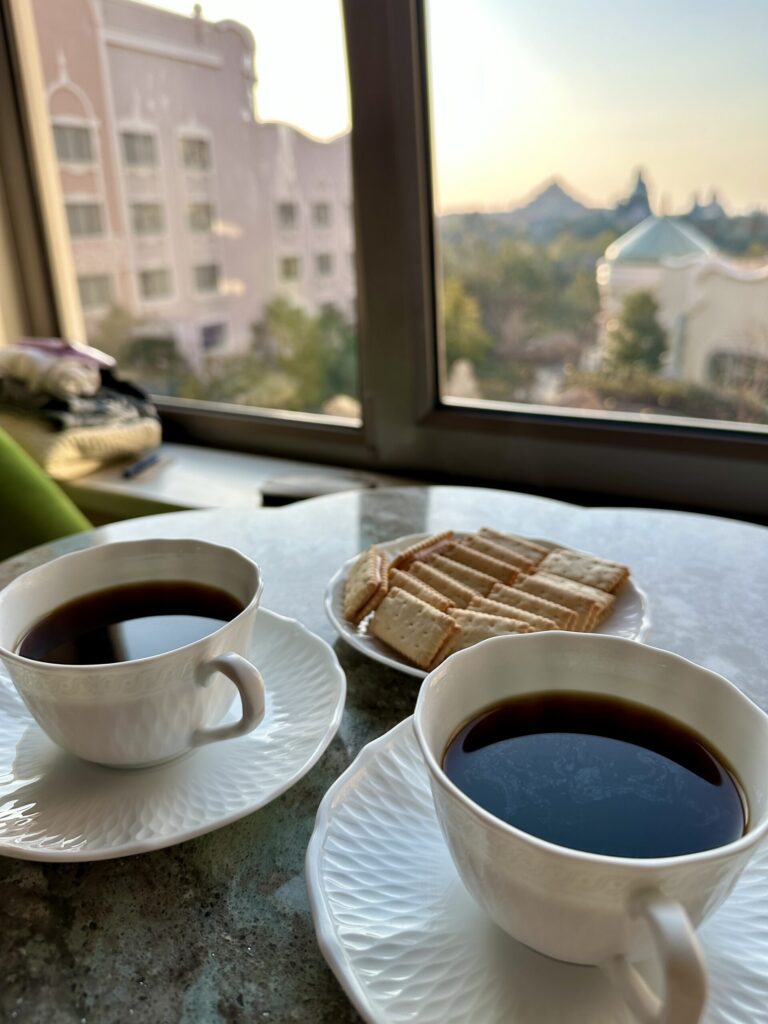 ファンタジースプリングスホテルの客室でコーヒーを楽しみながら眺める窓からの景色