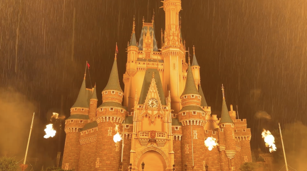 雨の中でキャッスルショー「リーチ・フォー・ザ・スターズ」をバケーションパッケージ専用鑑賞席から見た様子