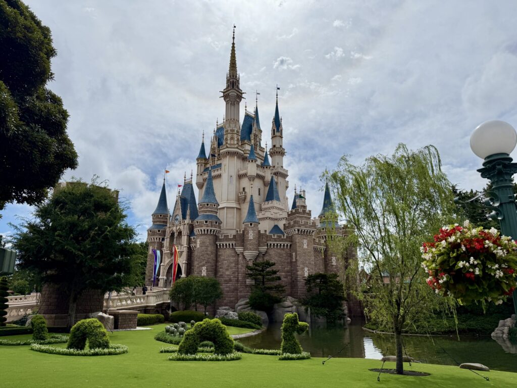 東京ディズニーランドの庭園から見たシンデレラ城