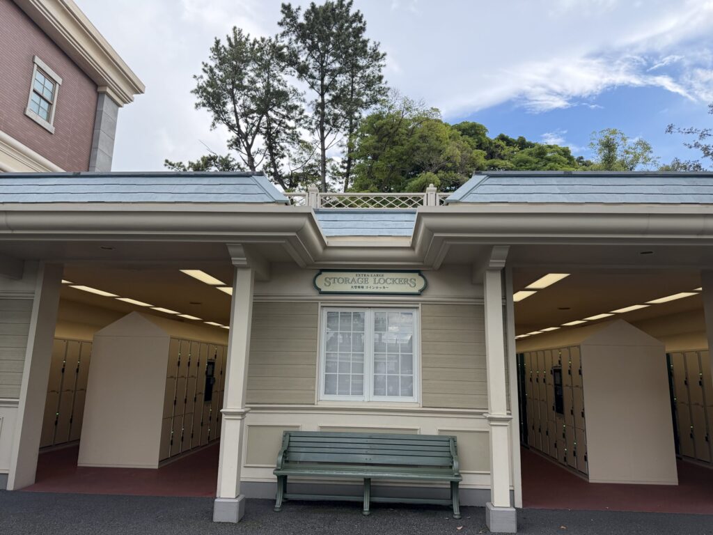 東京ディズニーランドのコインロッカー施設の入口と外観