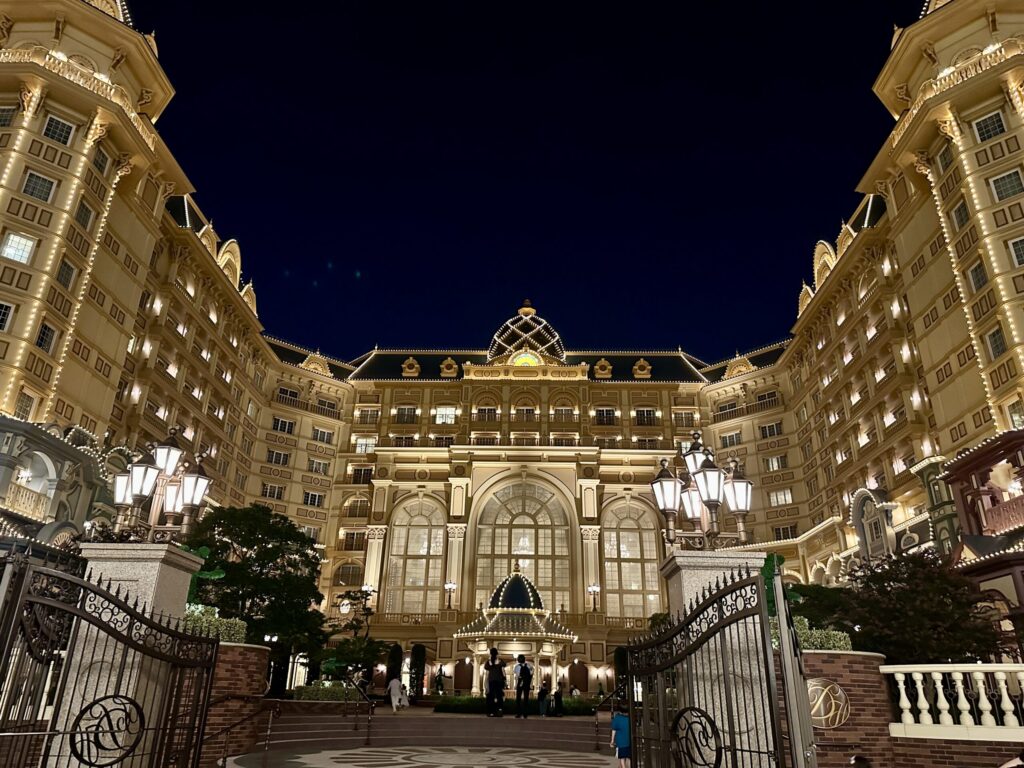 夜にライトアップされた東京ディズニーランドホテルの外観
