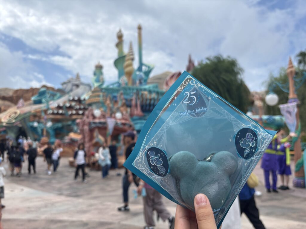 東京ディズニーシー25周年デザインのパッケージに入ったミッキーシェイプのマカロン