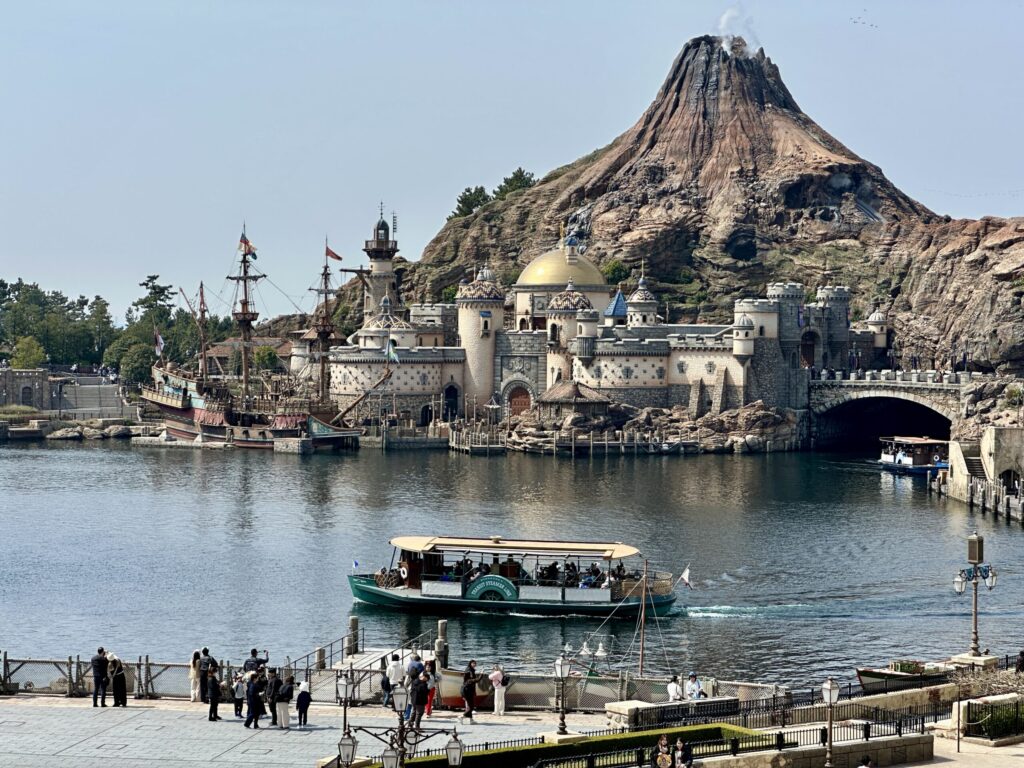 東京ディズニーシーのメディテレーニアンハーバーから見たプロメテウス火山