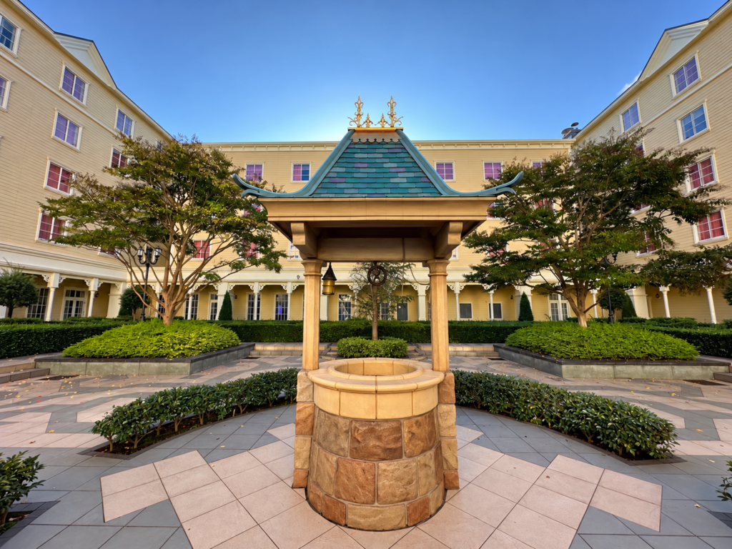 東京ディズニーセレブレーションホテル・ウィッシュの中庭にある願いの井戸を思わせるモチーフ