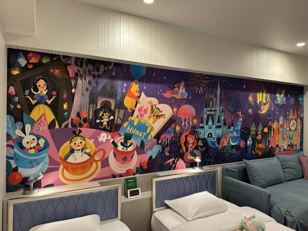 東京ディズニーセレブレーションホテル・ウィッシュの客室に描かれたパークの壁アート