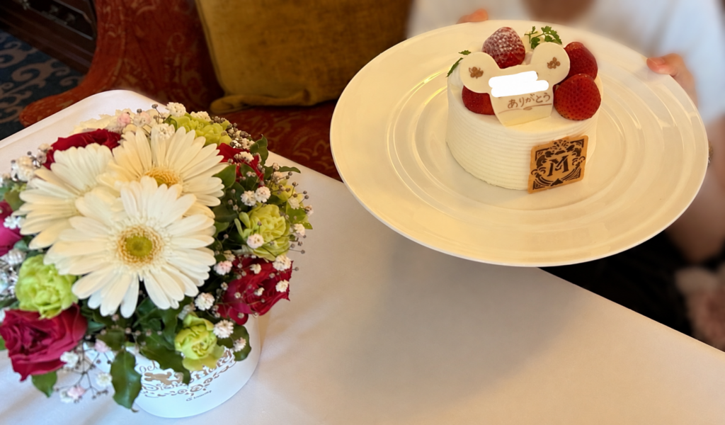 ホテルミラコスタのセレブレーションセットBのショートケーキとフラワーアレンジメント