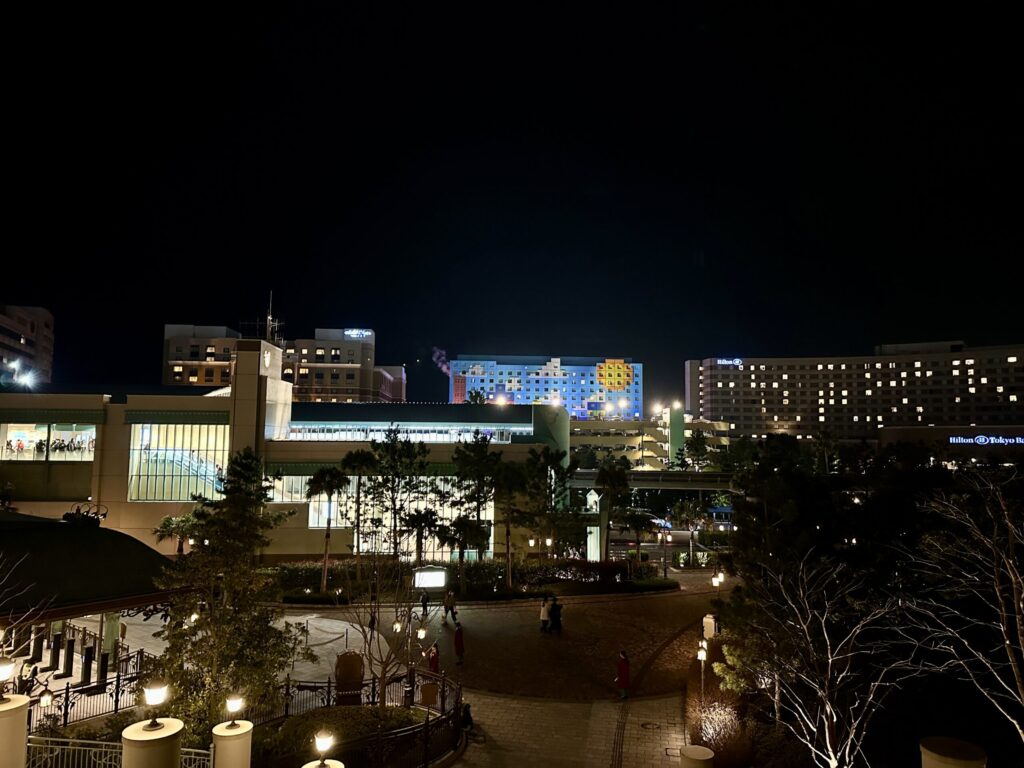 ファンタジースプリングスホテル側から遠くに見えるトイ・ストーリーホテルと周辺ホテルの夜景