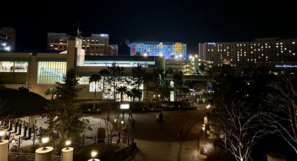 ファンタジースプリングスホテルから見た東京ディズニーリゾートのオフィシャルホテル方面の夜景
