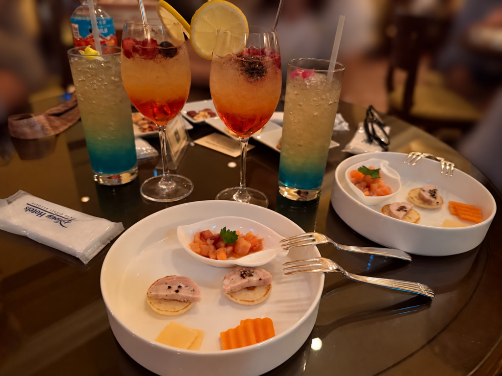 サローネ・デッラミーコのカクテルタイムで楽しんだドリンクと軽食