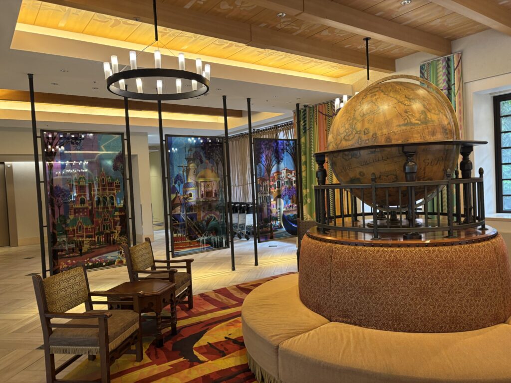 東京ディズニーセレブレーションホテル：ディスカバーのロビーにある大きな地球儀