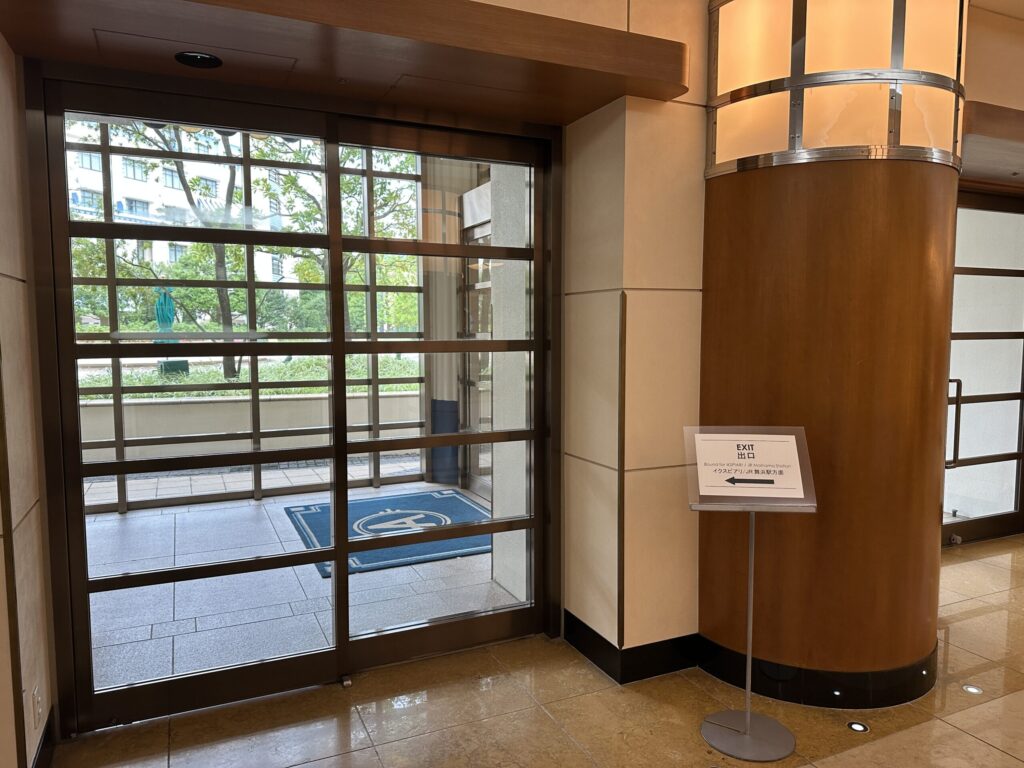 ディズニーアンバサダーホテルからイクスピアリやJR舞浜駅方面へ向かう出口。ガラス扉と案内表示の様子