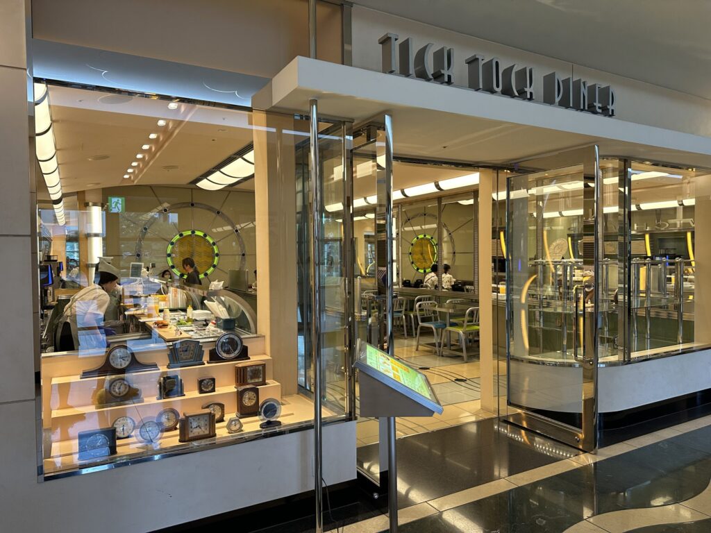 ディズニーアンバサダーホテルのチックタック・ダイナーの入口。時計を飾ったショーウィンドウと店内の様子