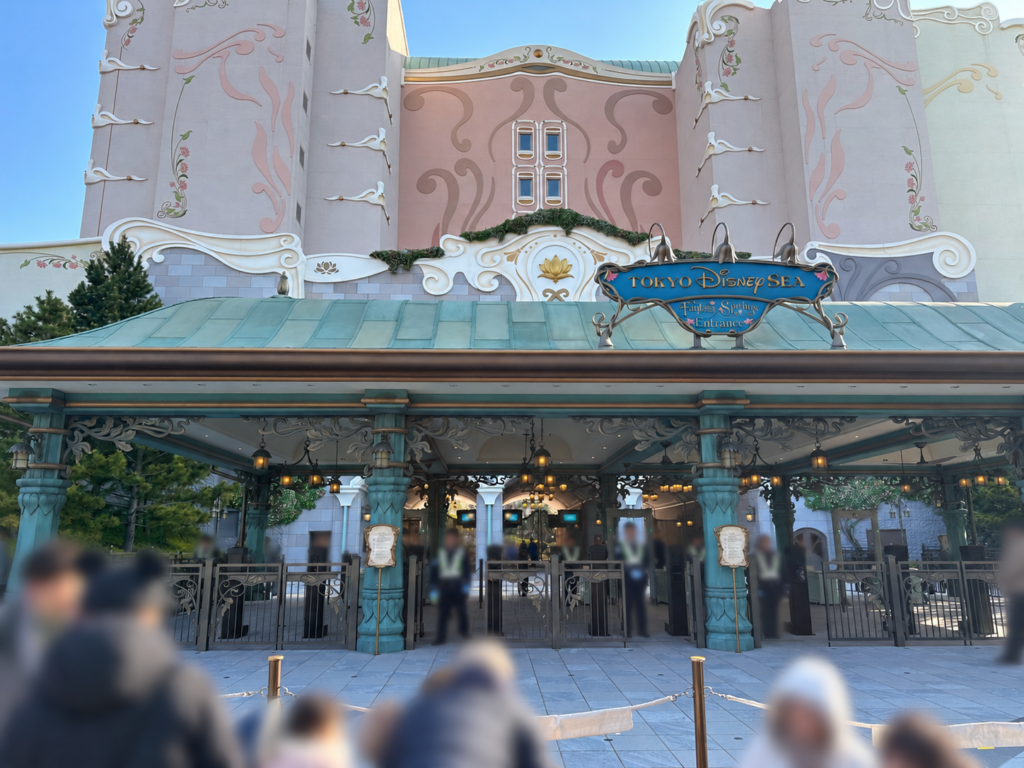 東京ディズニーシーのファンタジースプリングス・エントランス正面にある入園ゲート