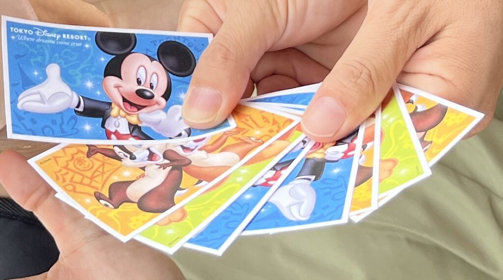 ホテルミラコスタで購入したミッキーマウスなどのディズニーキャラクターが描かれた紙のパークチケット