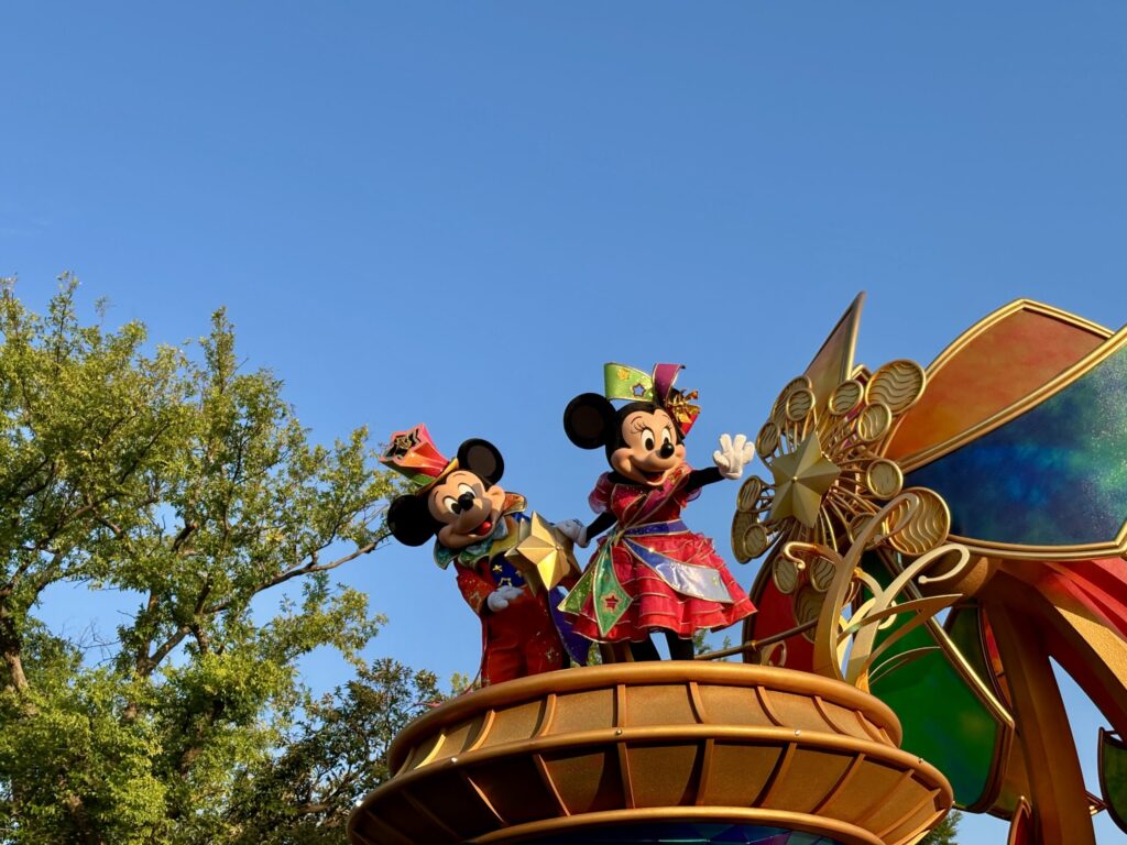 東京ディズニーランドで鑑賞したディズニー・ハーモニー・イン・カラーのミッキーとミニーが乗るパレードフロート