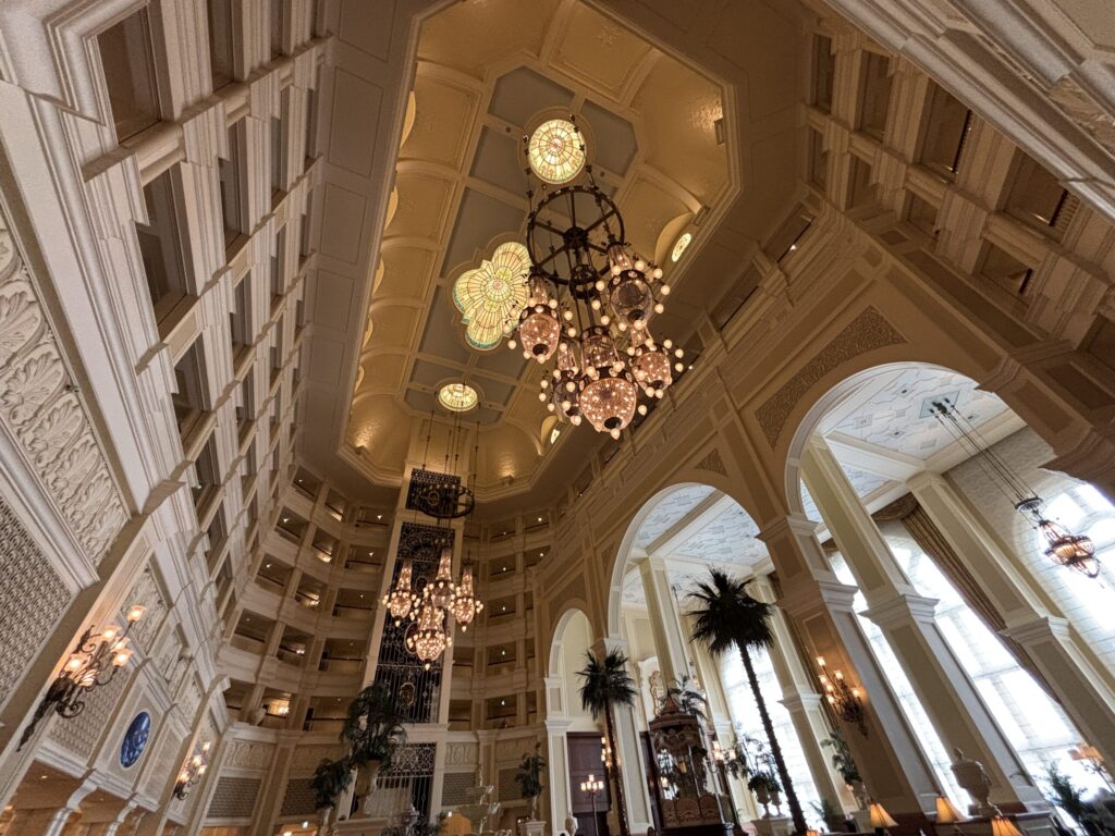 東京ディズニーランドホテルの吹き抜けロビーを彩るシャンデリアとステンドグラス