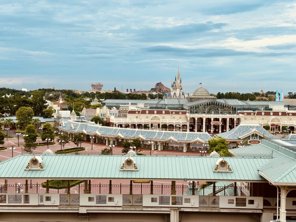 東京ディズニーランドホテル6階パークグランドビュー客室から見えるシンデレラ城とパーク全景